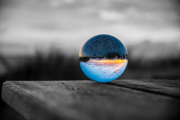 Glaskugel mit Sonnenuntergang auf Sylt