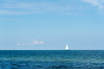 Obraz premium Meer mit Segelbot