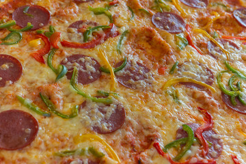 Paprika Pizza mit Salami 