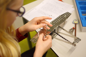  Kinderset aus Metall | Bausatz zum Bauen mit Muttern, Schrauben, Werkzeuge