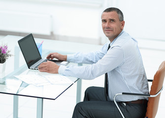 closeup .businessman working on laptop
