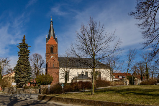 Die denkmalgesch&uuml;tzte Dorfkirche Berlin-Kaulsdorf war in der Nazizeit der Wirkungsort von Pfarrer Heinrich Gr&uuml;ber, dessen B&uuml;ro verfolgten Juden half