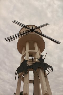 Water tank shaped like a windmill