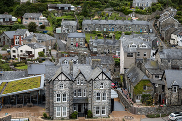 Fototapeta premium Luftaufnahme einer kleinen Stadt im Norden von Wales
