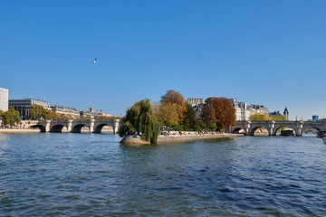 Fototapeta na wymiar Pictures of Paris while walking along the river Seine