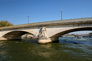 Fototapeta na wymiar Pictures of Paris while walking along the river Seine