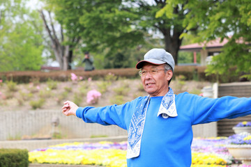 Obraz premium 公園で深呼吸するシニア