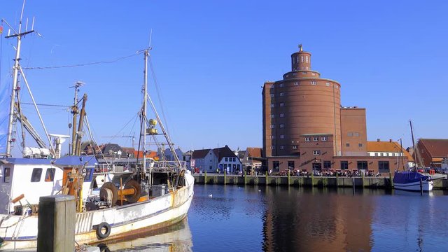 Eckernf&ouml;rde Hafen Speicher Hafenbeken Boote und blauer Himmel