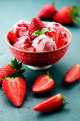 erdbeereis mit frischen erdbeeren