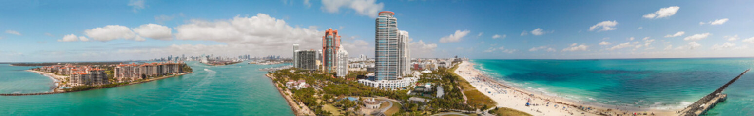 Obraz premium South Pointe Park in Miami Beach. Buildings along the beach, aerial view