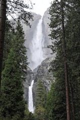 Die Lower Yosemite Falls im Yosemite Nationalpark, Kalifornien, USA, Nordamerika