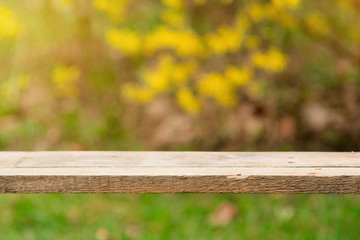 Drewniany stół i rozmyte tło - pusta powierzchnia