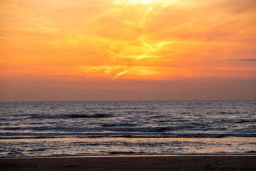 Obraz premium Scenic View Of Sea Against Orange Sky