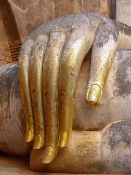 image of the Buddha fingers encase in gold 