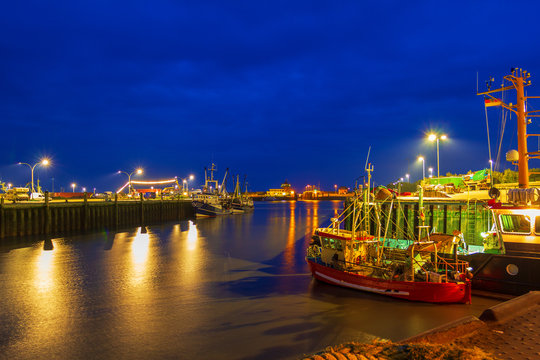Nordsee Hafen B&uuml;sum in der blaue Stunde