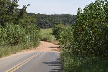 Fronteira entre estrada de asfalto e estrada de terra