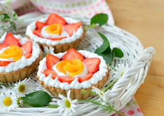 Obraz na płótnie Canvas Small basket shaped tart with peaches, strawberries and cream
