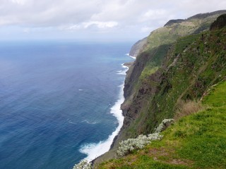 Falaises dans l'Atlantique à Cabo à Madère.