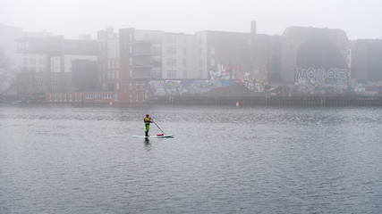 Stand Up Paddling  auf der Spree in Berlin