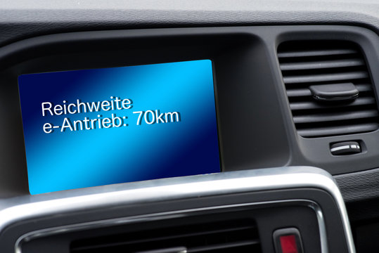 Ein Elektro Auto und der Bordcomputer mit dem Hinweis auf die restliche Reichweite