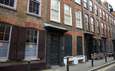 Obraz premium Typisches Haus mit Backsteinfassade in einer Seitenstraße der Brik Lane im Londoner East End