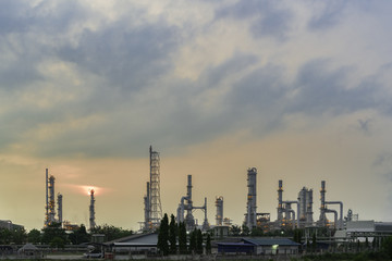 Fototapeta na wymiar Sunrise refinery Before the thunderstorm