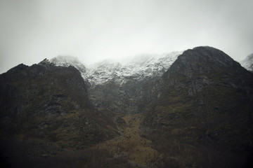 Paisaje montañoso un día nublado y gris