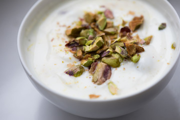 Porzellan Schale Joghurt mit Pistazien zum Frühstück