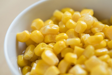 Dosenmais in Porzellan Schale einer Küche