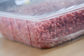 Abgepacktes Hack aus Rindfleisch und Schweinefleisch in Plastikschale