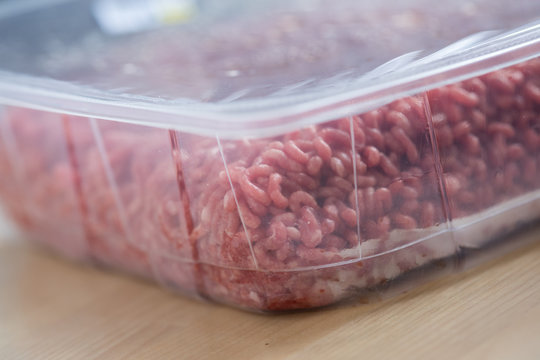 Abgepacktes Hack aus Rindfleisch und Schweinefleisch in Plastikschale