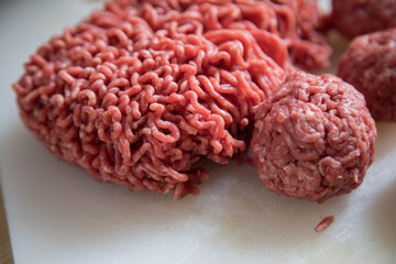 Rohe Hackb&auml;llchen aus Schwein und Rind bei Zubereitung in K&uuml;che