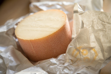 Ganzer Mönchskäse des Schweizer Jura aus Kuhmilch