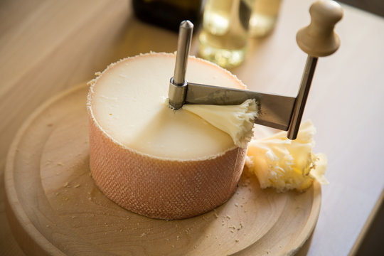 Schweizer Tête de Moine K&auml;se Rosette auf Girolle in K&uuml;che