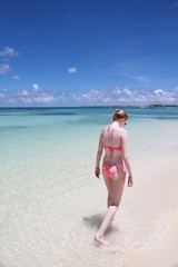 Femme en bikini de dos