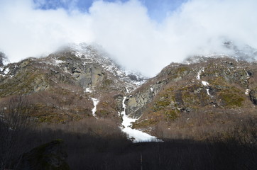 Montagne innevate nel freddo della Norvegia. Nord Europa, la bellezza dei fiordi di marzo a Bergen e Oslo. Rocce, neve e mare paradisiaci