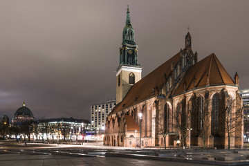 Obraz premium Evangelische St. Marienkirche in Berlin Alexanderplatz am Fuße des Fernsehturms