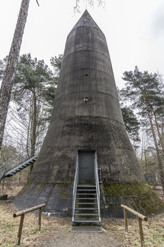 Hochbunker aus dem Zweiten Weltkrieg in W&uuml;nsdorf bei Berlin