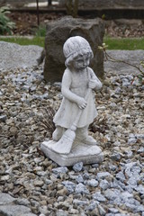 steinm&auml;dchen fegt im fr&uuml;hlingsgarten