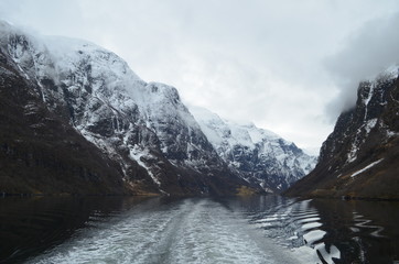 Montagne norvegesi. La meraviglia dei fiordi in Norvegia, Europa del Nord.  Un inverno spettacolare. La bellezza di viaggiare e trascorrere le vacanze nella natura.