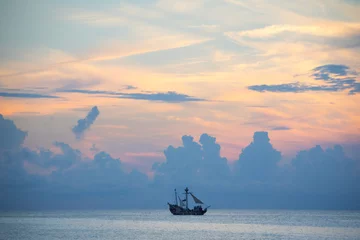Keuken foto achterwand Seven Mile Beach, Grand Cayman Piratenschip zonsondergang