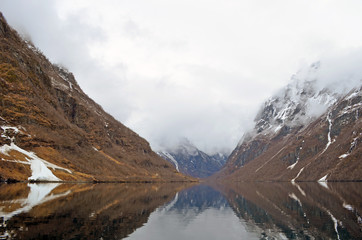 Montagne norvegesi. La meraviglia dei fiordi in Norvegia, Europa del Nord.  Un inverno spettacolare. La bellezza di viaggiare e trascorrere le vacanze nella natura.