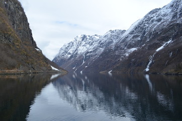 La bellissima Norvegia, paese del nord. Viaggio spettacolare nei fiordi di bergen e oslo. I paesaggi d'inverno incantano il turista, in un viaggio ed un'avventura da sogno negli specchi mare nordico