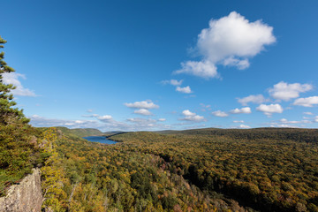Obraz premium Lake of the Clouds with a dramatic sky, Porcupine Mountains, USA