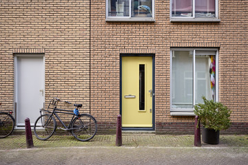 Fototapeta na wymiar an old brick building with a bicycle