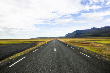 Endlose Straße in Island