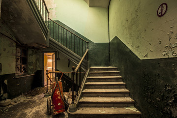 Escaleras abandonadas con extintor
