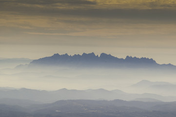 Montaña de Montserrat rodeada por la niebla