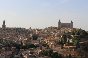 Fototapeta na wymiar Panorámica del skyline de la ciudad medieval de Toledo (España)