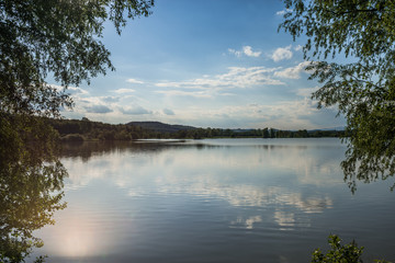 Sonne spiegelt im See